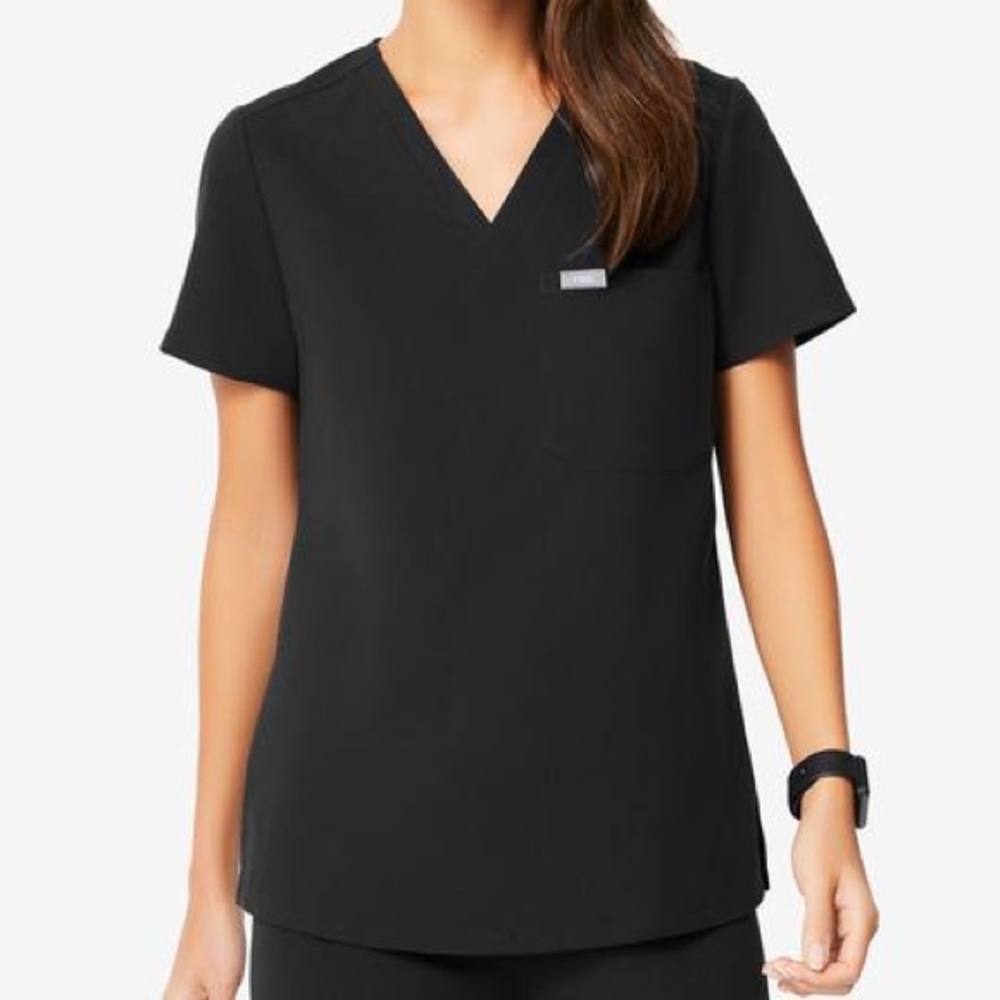 FIGS L Catarina One Pocket Top Black